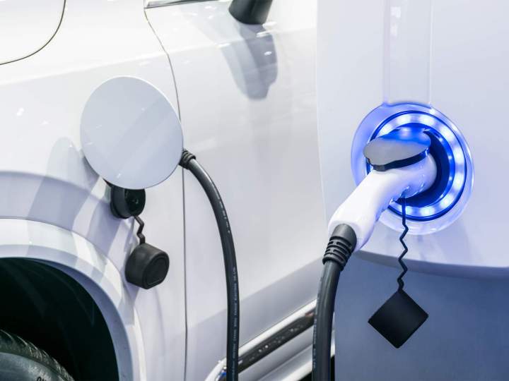 Installation de bornes de recharge électrique et bornes de commandes.